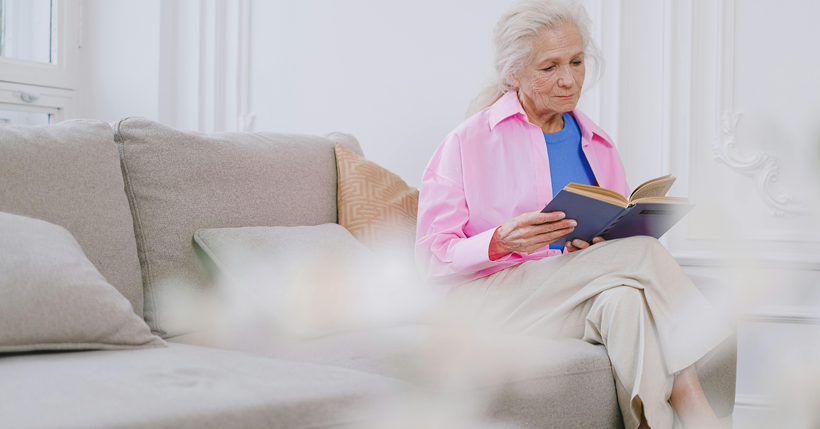 Mujer leyendo un libro.