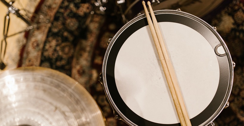 ¿Cuáles son los principales aspectos de la persona con alzhéimer que se pueden estimular con la intervención en musicoterapia?