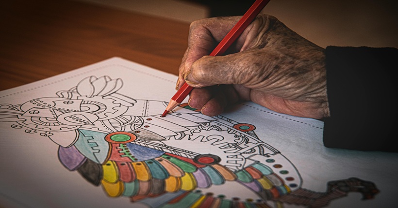 Mujer coloreando un dibujo.