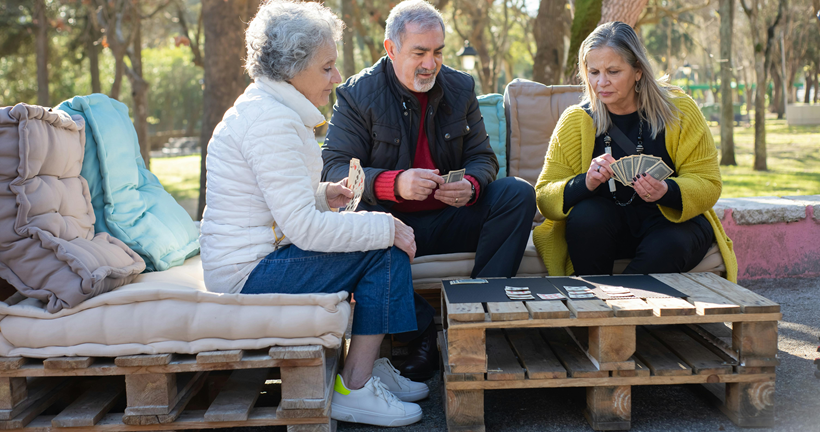 Personas jugando a las cartas.