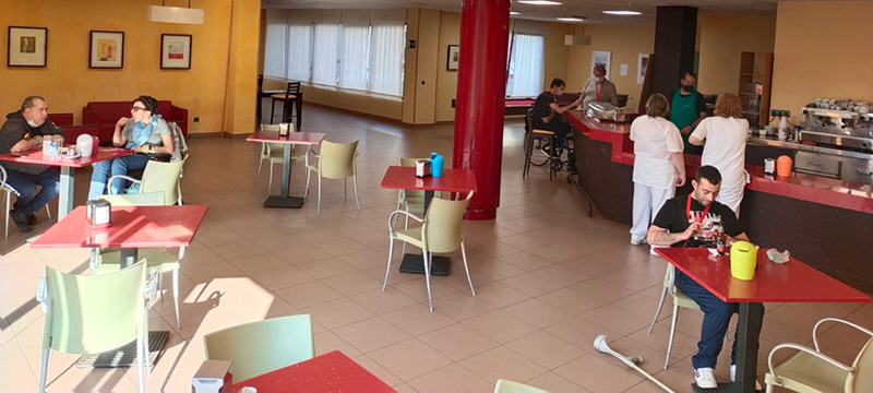 Usuarios en la cafetería