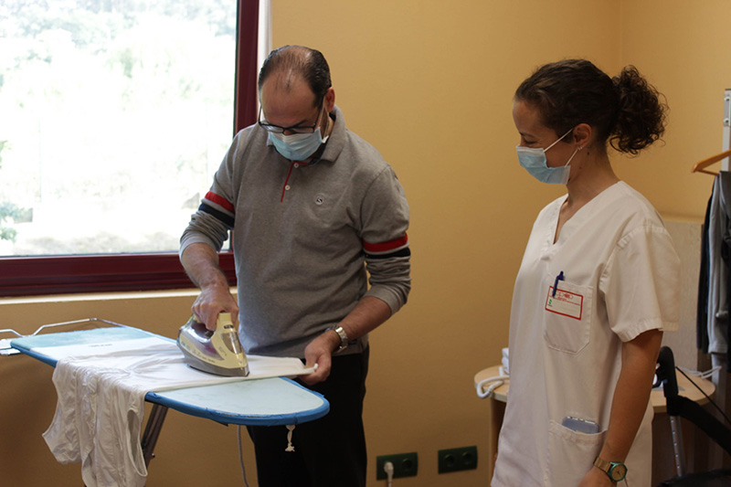 Un usuario practicando actividades de la vida diaria