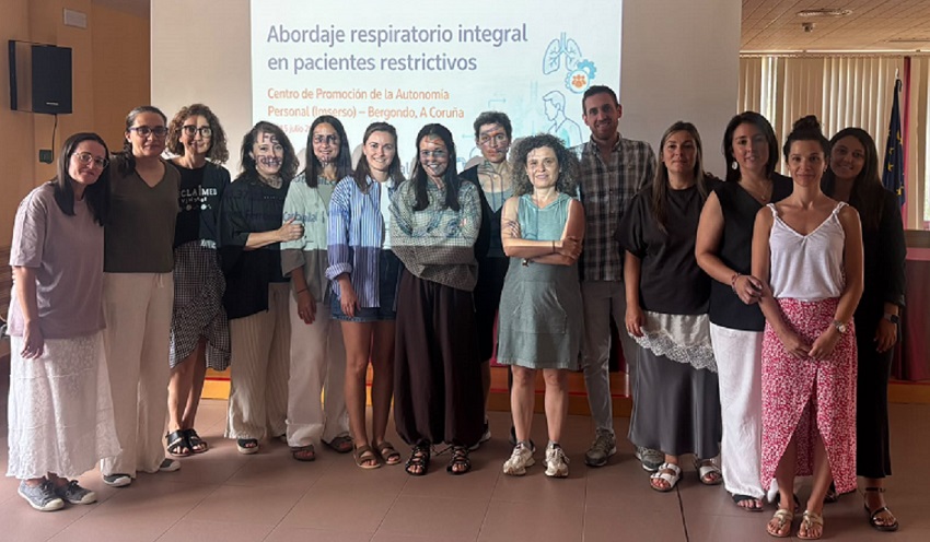 Personas, participantes en un curso de fisioterapia respiratoria, posando delante de una proyección